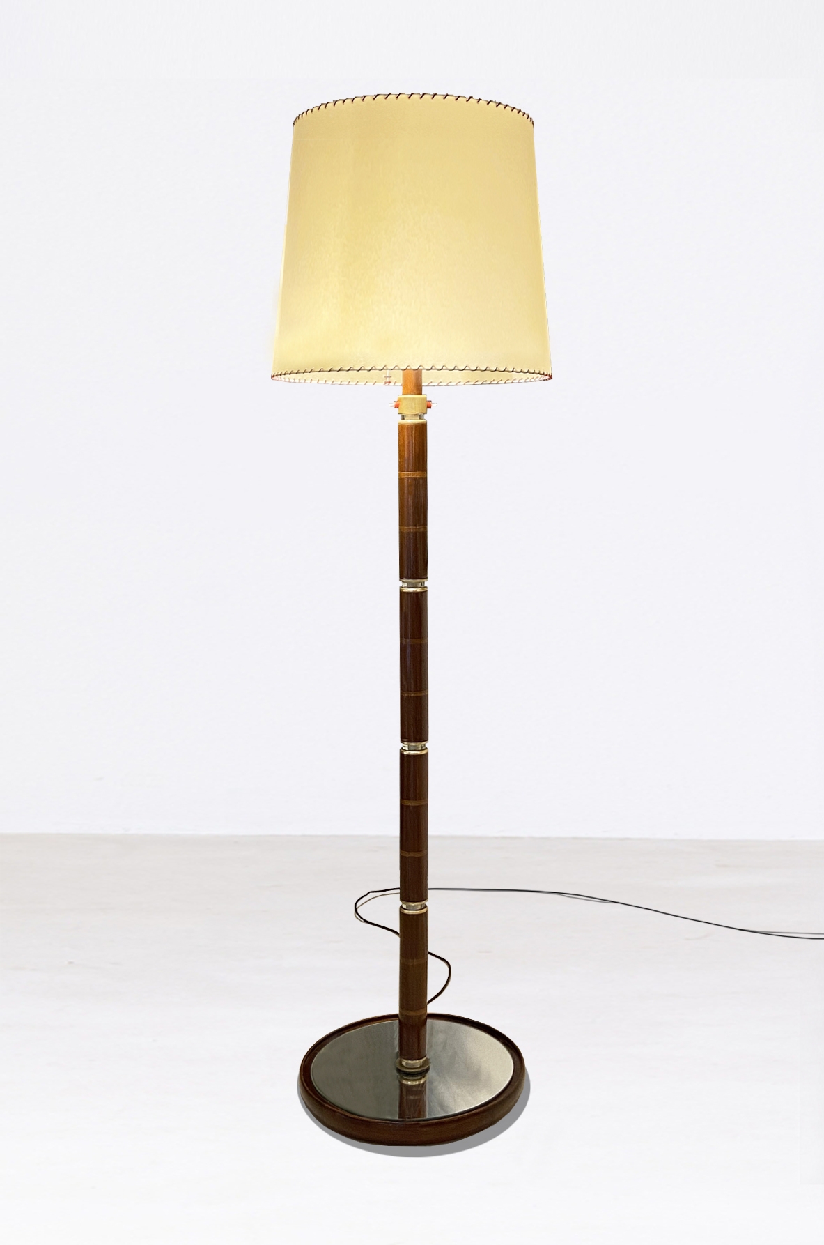 Grande lampada da terra con stelo in legno e cappello in pergamena cucita. Manifattura Italiana 1940ca.