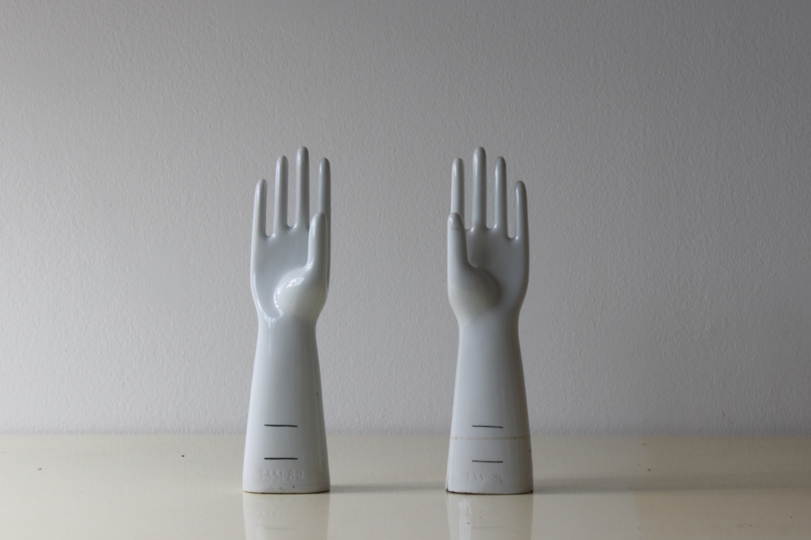 Coppia di mani in ceramica. Produzione Rosenthal, Italia, anni '30