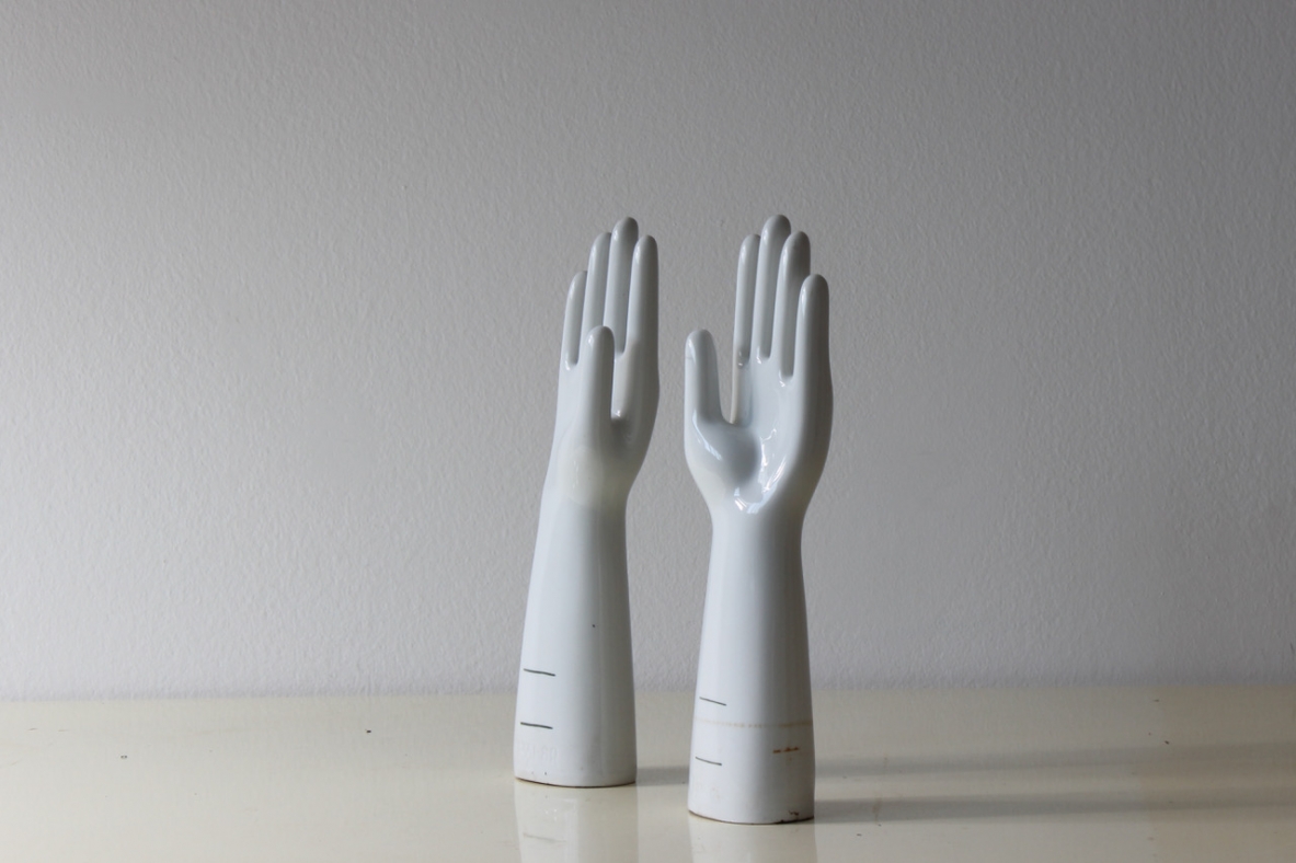 Coppia di mani in ceramica. Produzione Rosenthal, Italia, anni '30