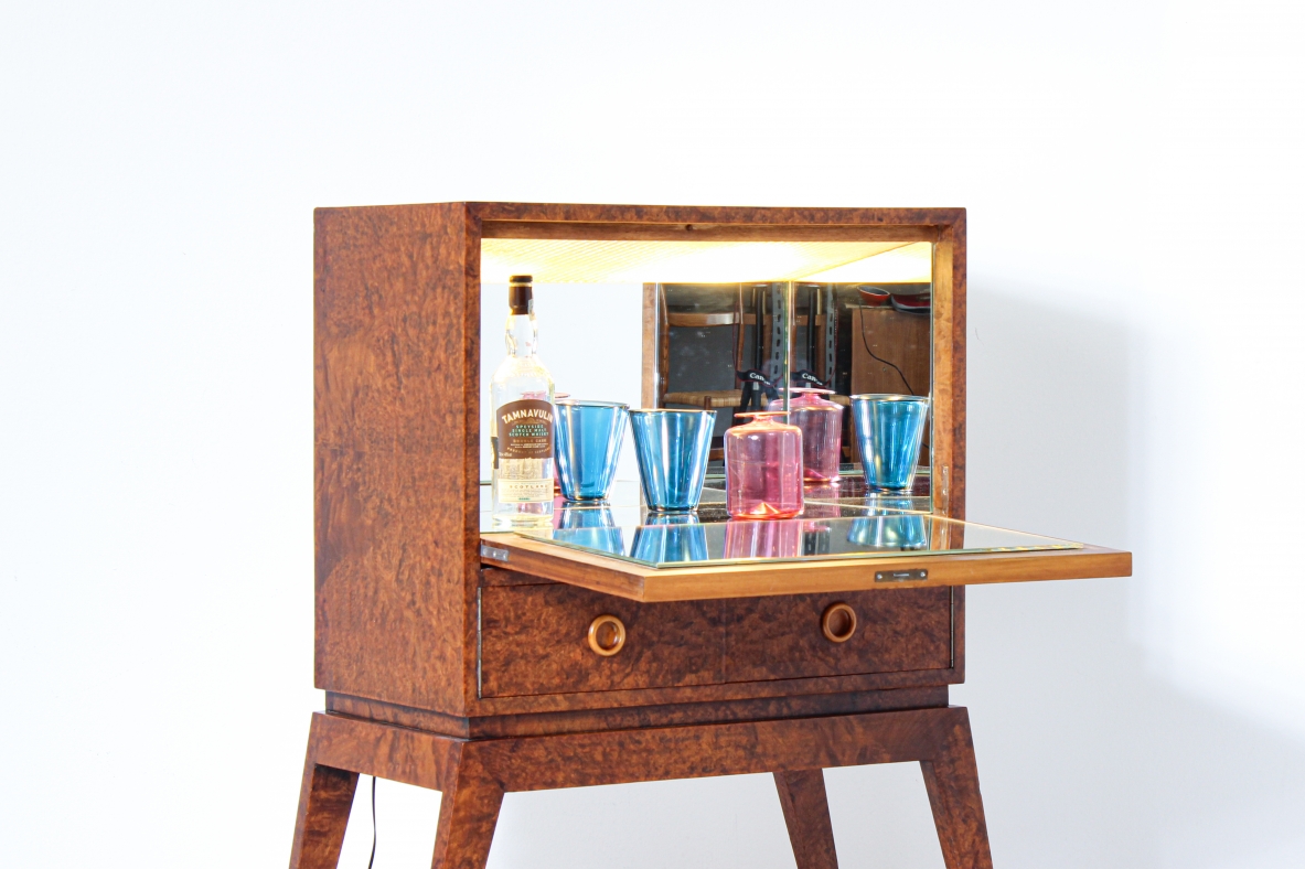 Elegant 1930's bar cabinet in briarwood. Italian manufacture, 1930's