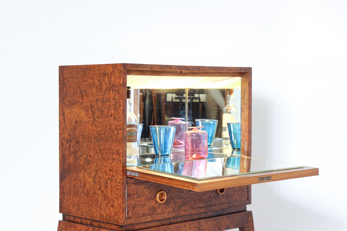 Elegant 1930's bar cabinet in briarwood. Italian manufacture, 1930's