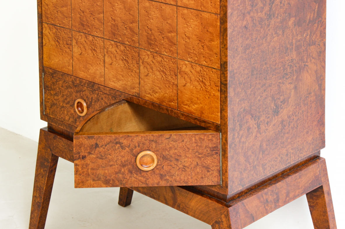 Elegant 1930's bar cabinet in briarwood. Italian manufacture, 1930's