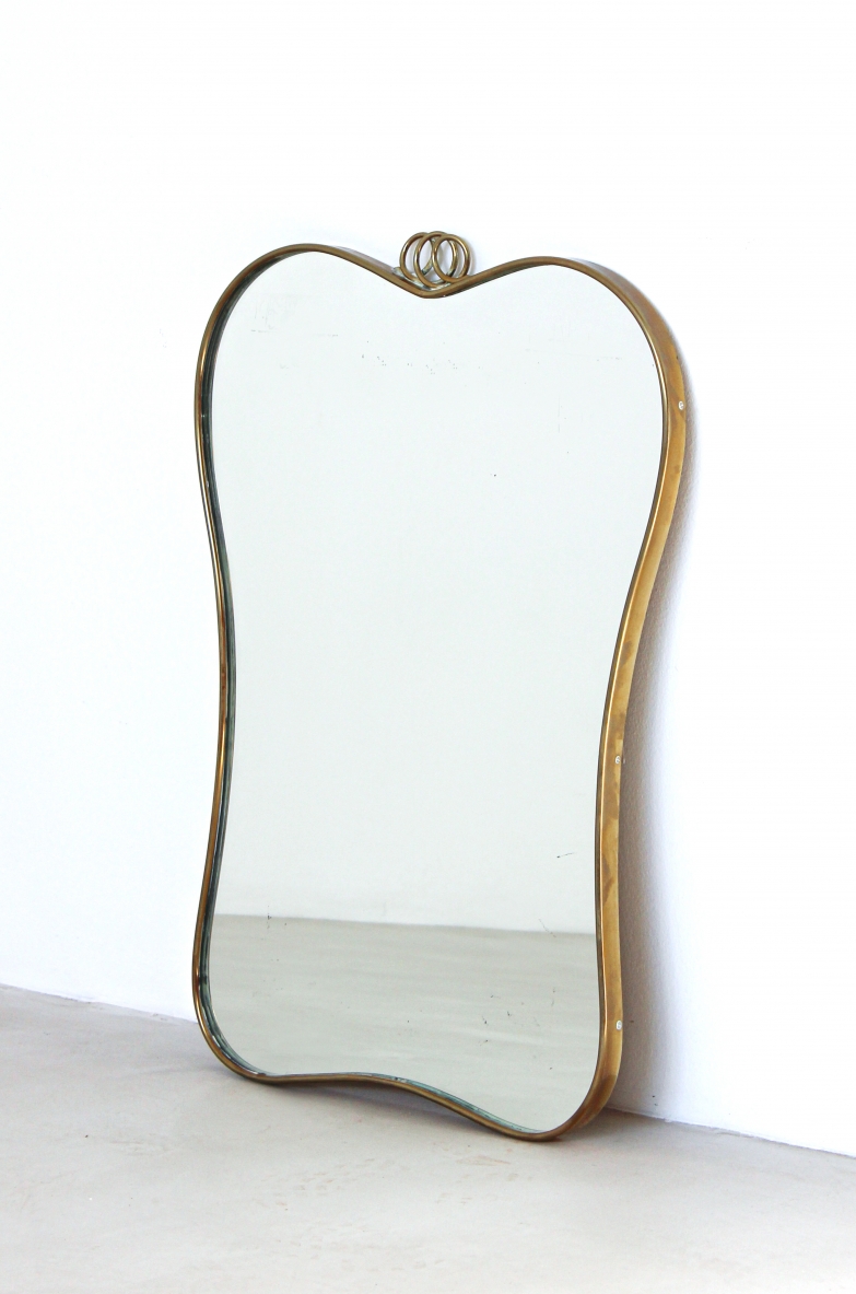 Specchiera con cornice in ottone. Manifattura italiana, 1950ca