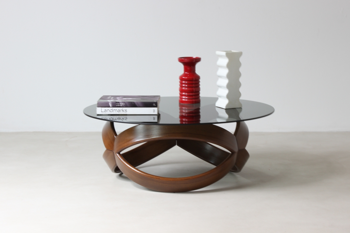 Tavolo basso con base in legno curvato. Manifattura italiana, 1970ca.