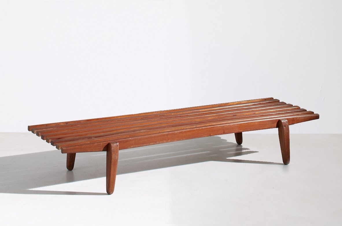 Panca in legno di teak.  Manifattura italiana, 1960ca.