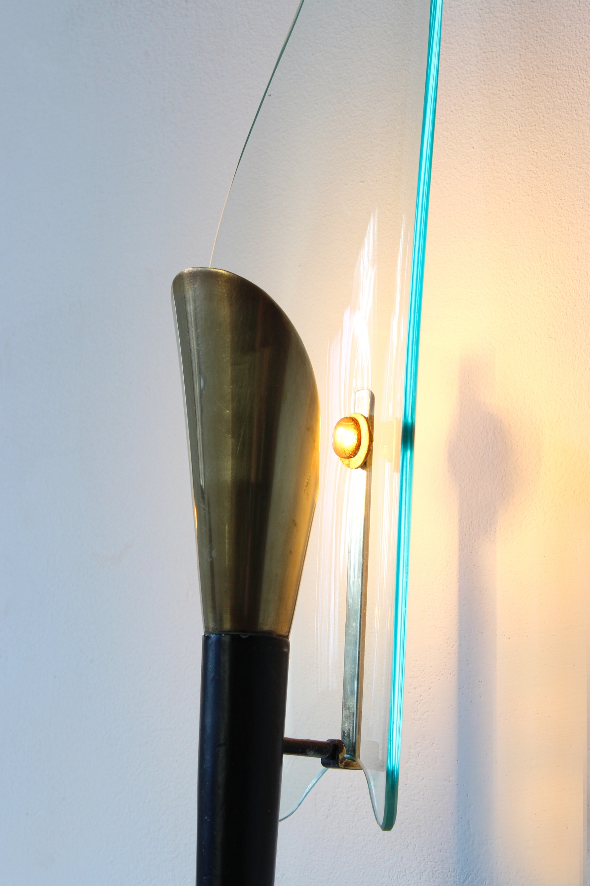 Max Ingrand. Coppia di applique in legno e ottone con paralume in cristallo. Italia, 1950ca