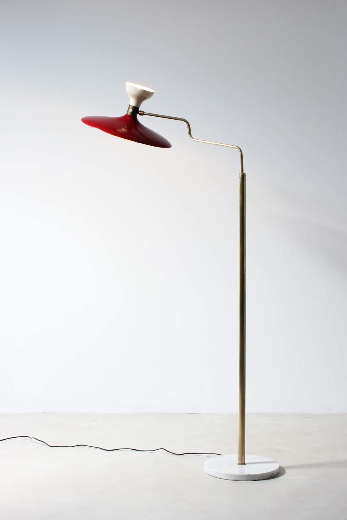Lampada da terra a due luci in metallo smaltato, fusto in ottone e base in marmo. Manifattura italiana, 1950ca.