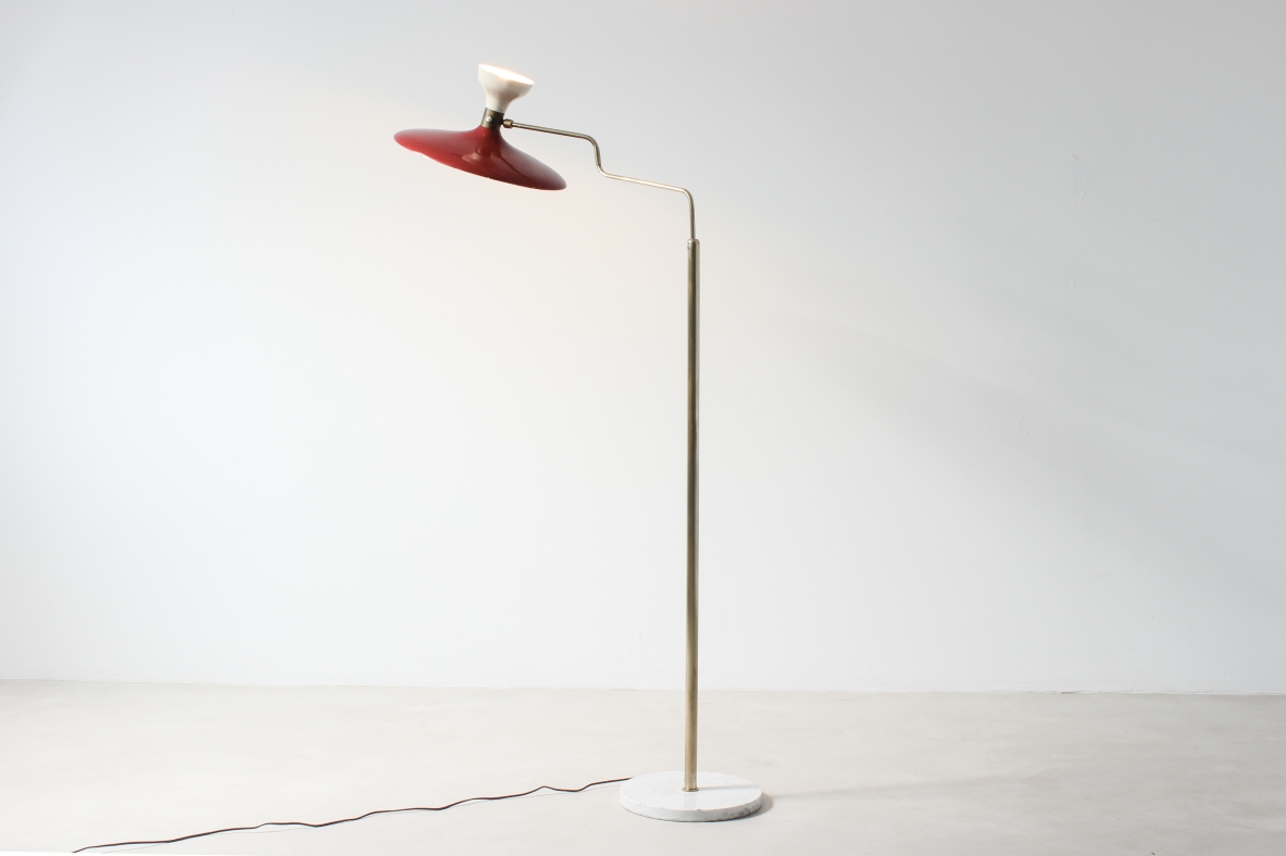 Gilardi e Barzaghi Lampada da terra a due luci in metallo smaltato, fusto in ottone e base in marmo. Manifattura italiana, 1950ca.