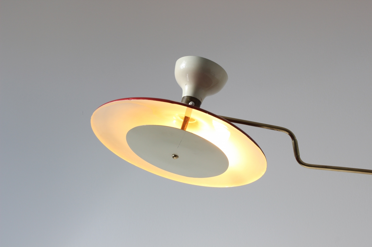 Lampada da terra a due luci in metallo smaltato, fusto in ottone e base in marmo. Manifattura italiana, 1950ca.