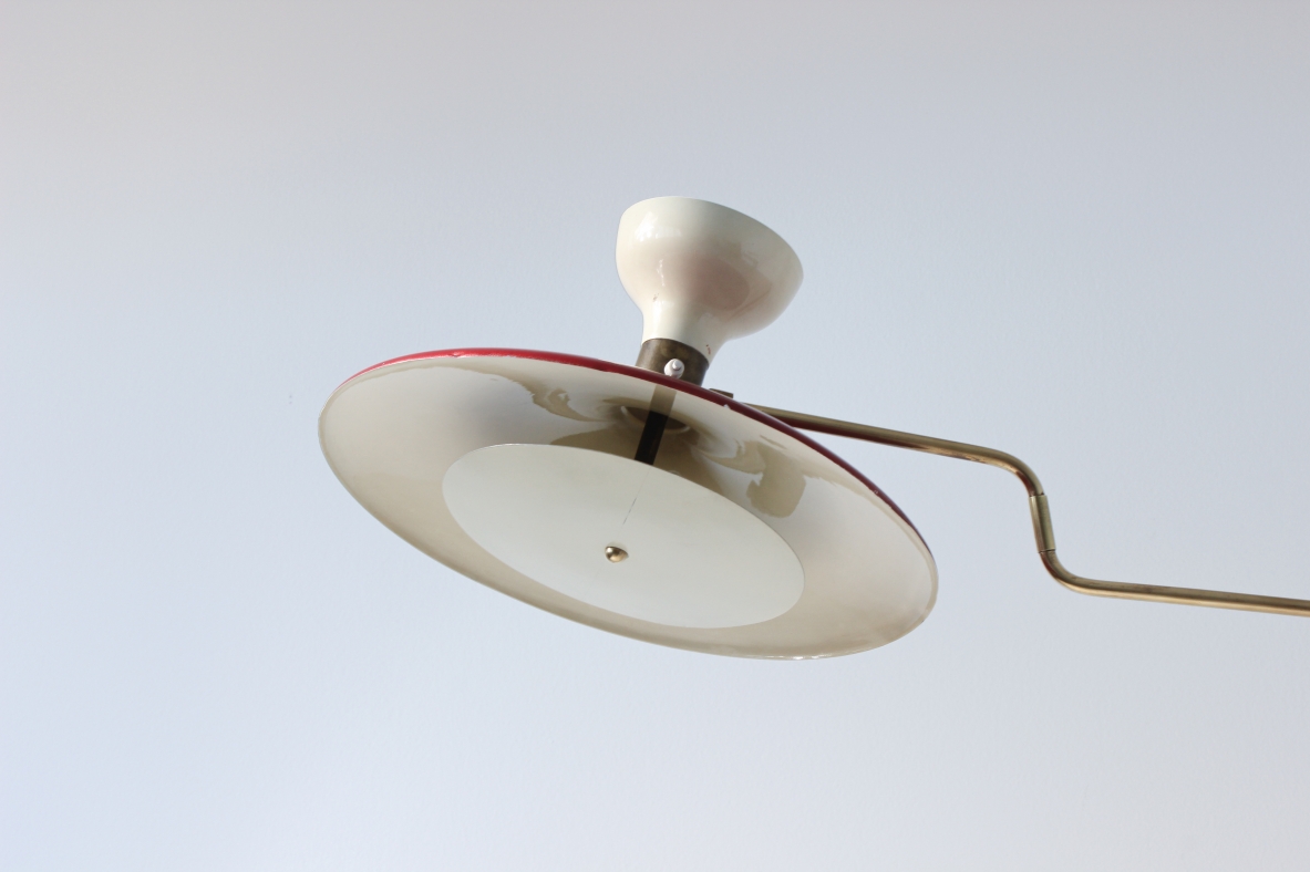 Lampada da terra a due luci in metallo smaltato, fusto in ottone e base in marmo. Manifattura italiana, 1950ca.