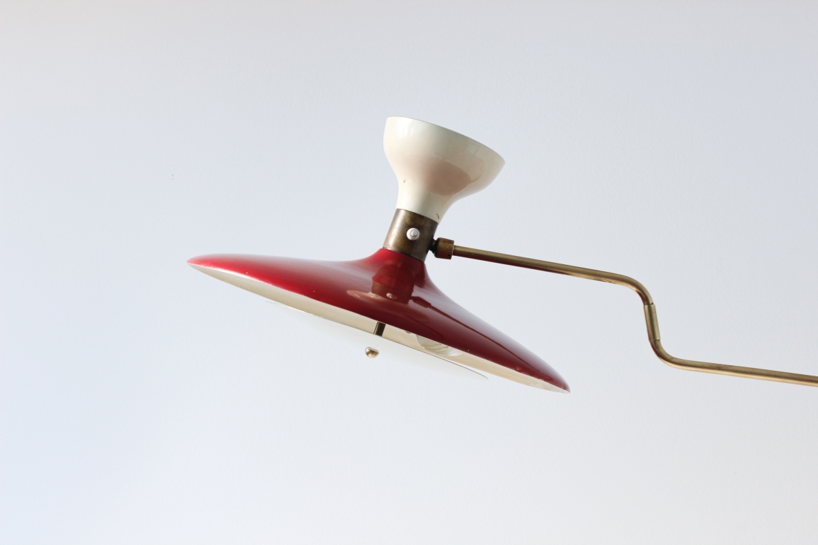 Lampada da terra a due luci in metallo smaltato, fusto in ottone e base in marmo. Manifattura italiana, 1950ca.