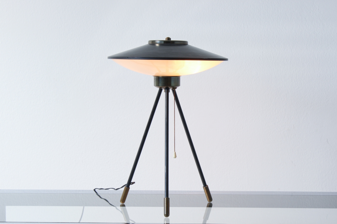 Stilnovo, rare table lamp with metal and brass top, three metal legs, 1950