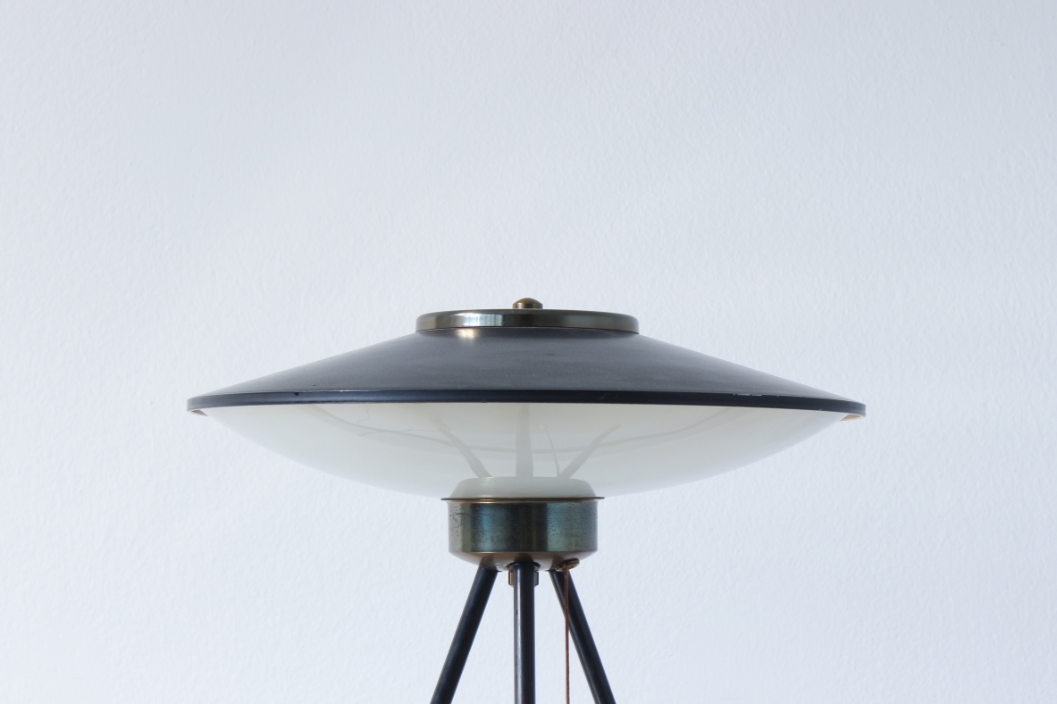 Stilnovo, rare table lamp with metal and brass top, three metal legs, 1950
