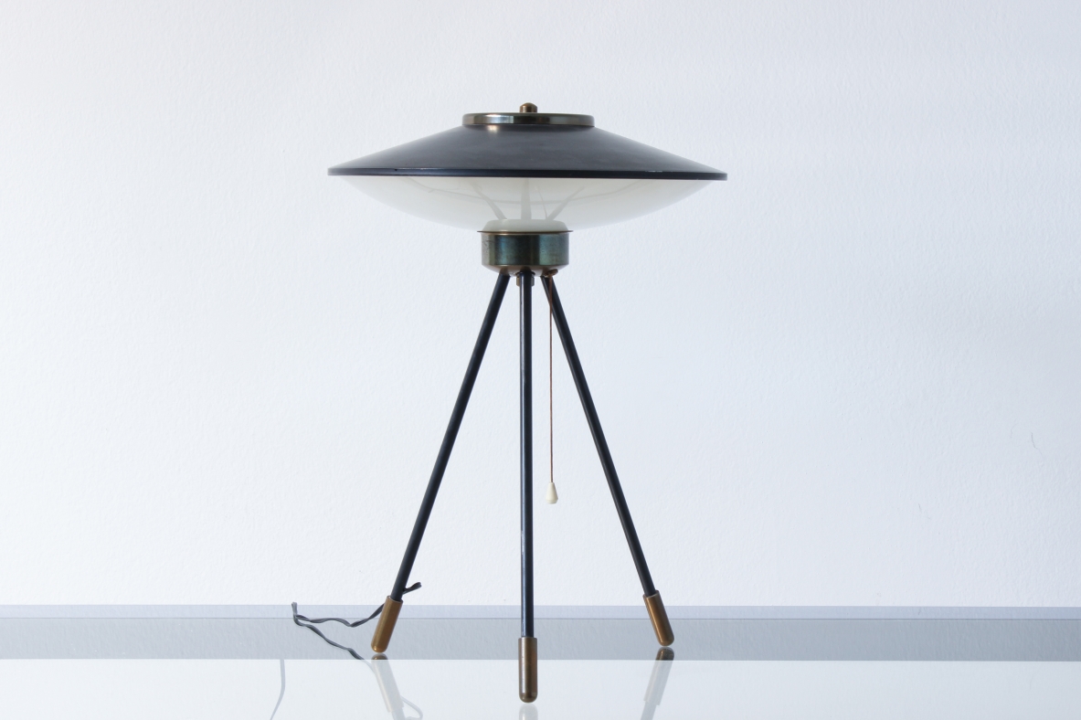 Stilnovo, rare table lamp with metal and brass top, three metal legs, 1950