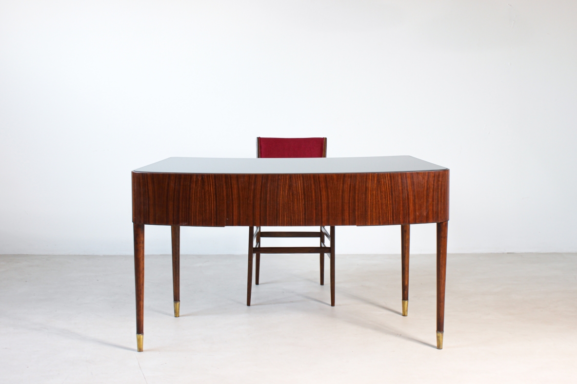 Elegant desk in striped walnut Italian manufacture, around 1940.