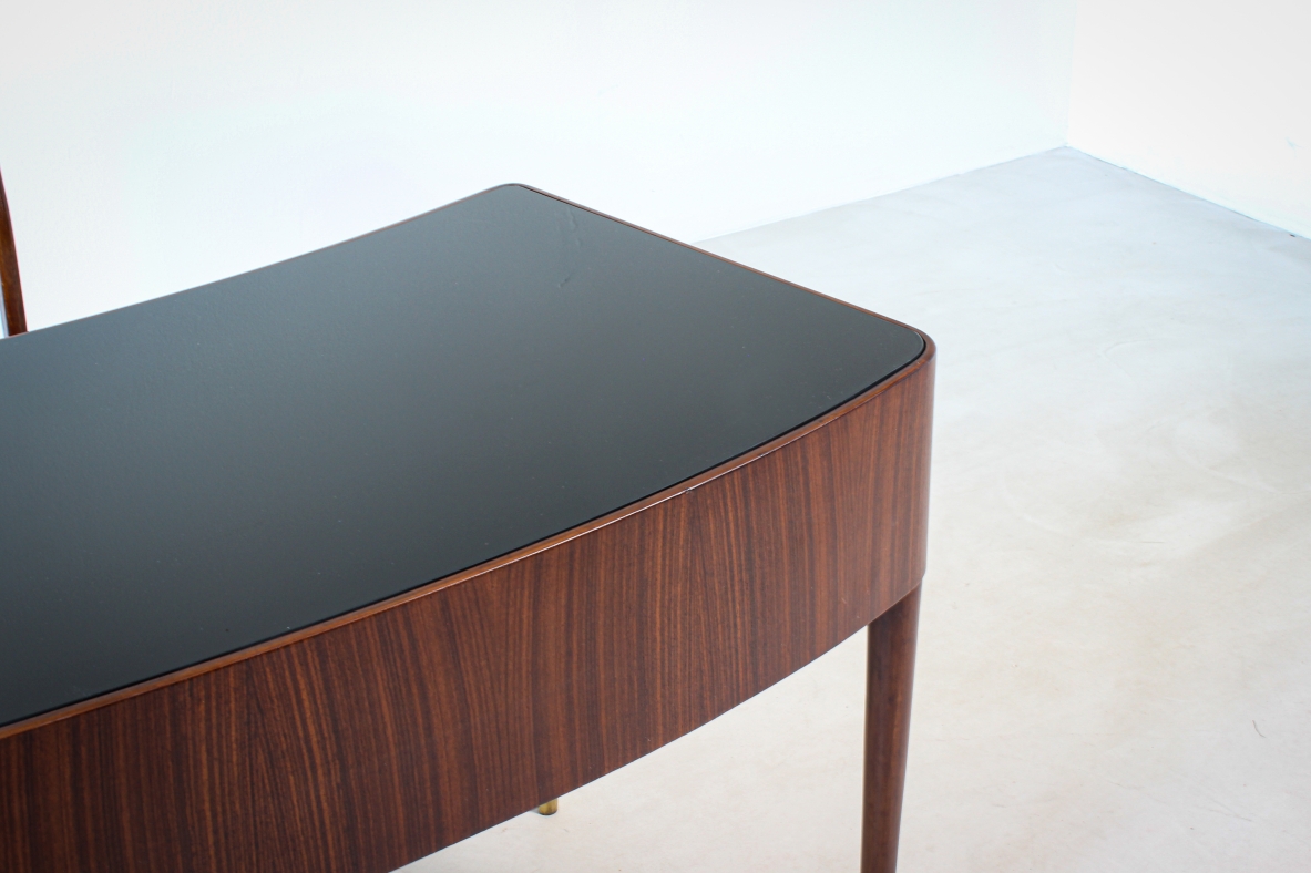Elegant desk in striped walnut Italian manufacture, around 1940.