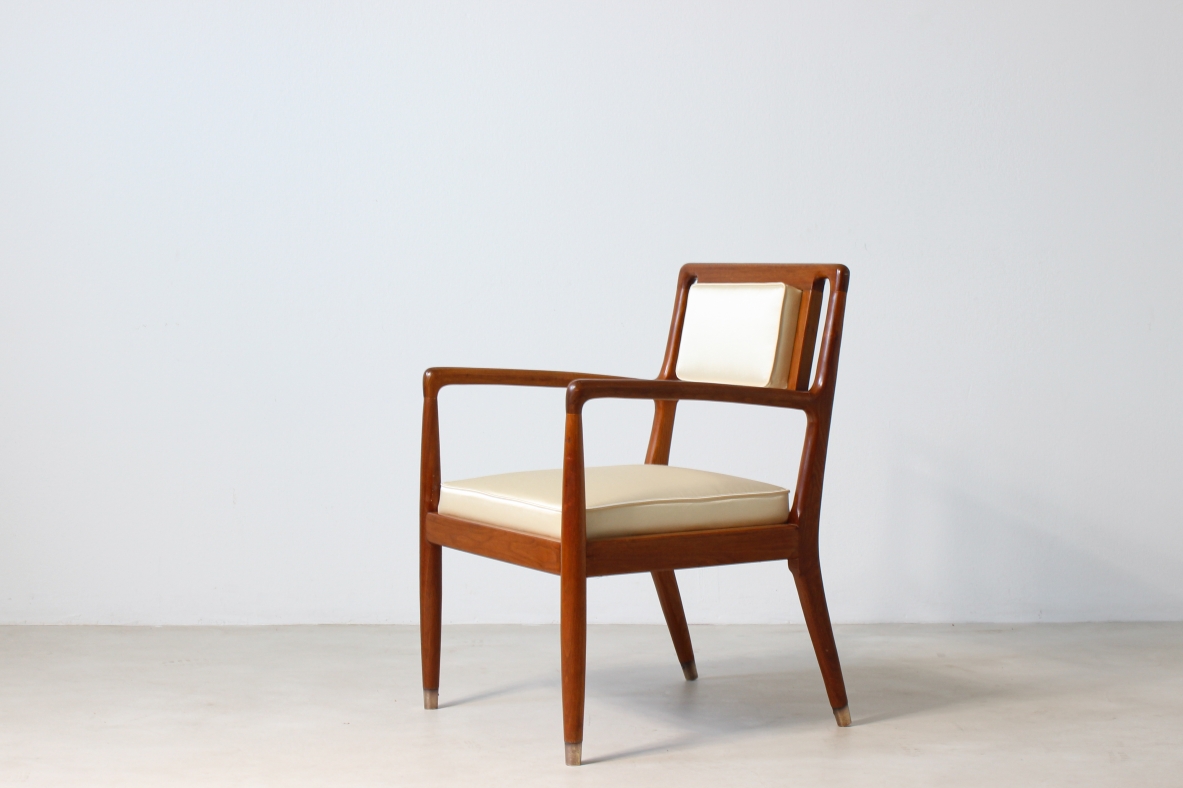  COD-2556 Pair of modernist walnut armchairs in the style of Gio Ponti.  Italian manufacture 1950ca.  58 x 55 h 73 seat 40