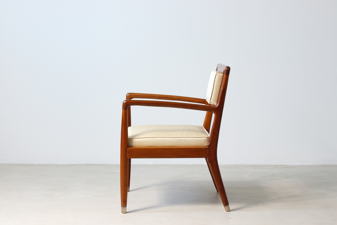 4 elegant chairs with armrests in turned walnut and seat and back in padded fabric, brass tips.  Italian manufacture, 1950's.