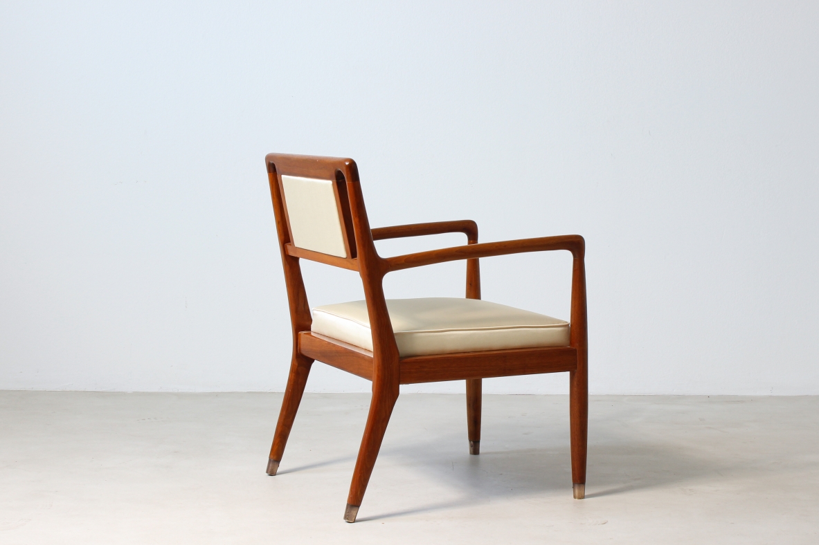 4 elegant chairs with armrests in turned walnut and seat and back in padded fabric, brass tips.  Italian manufacture, 1950's.