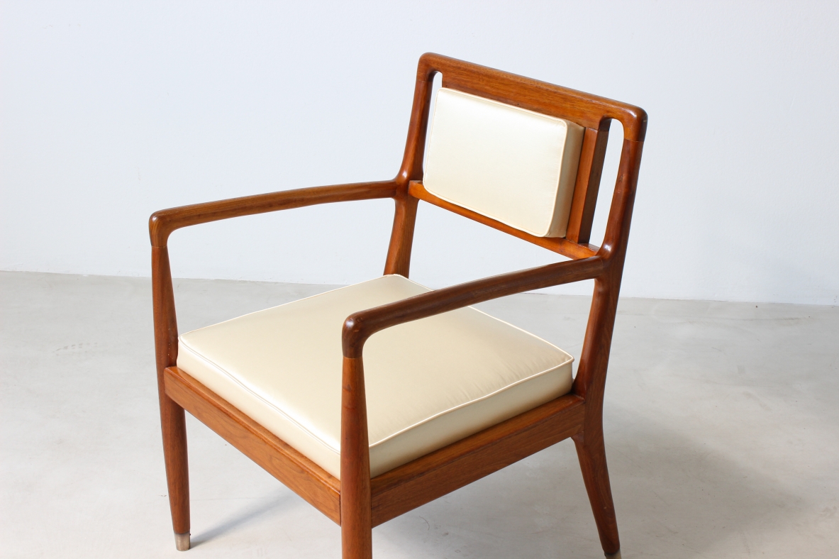 4 elegant chairs with armrests in turned walnut and seat and back in padded fabric, brass tips.  Italian manufacture, 1950's.
