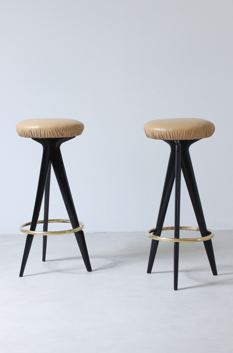 Gianni Vigorelli. Pair of stools in stained wood and brass. Italian manufacture, 1950's.