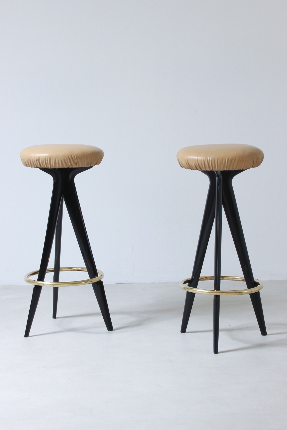 Gianni Vigorelli. Pair of stools in stained wood and brass. Italian manufacture, 1950's.