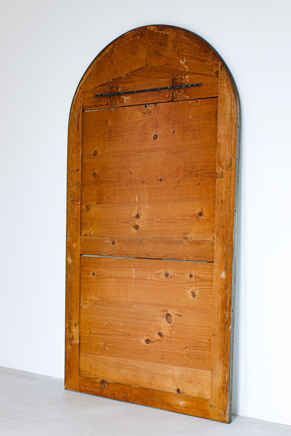 Large arched mirror with architectural design. Italian manufacture around 1940.
