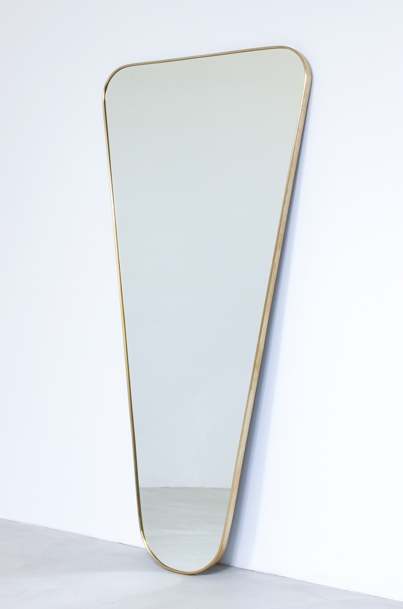 Grande specchiera con profilo in ottone. Produzione Officina Antiquaria.