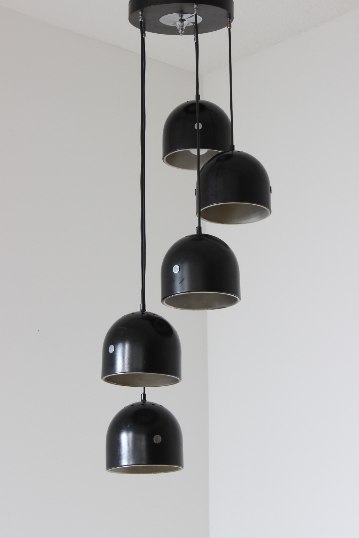 Lampadario a 5 luci con semisfere in metallo laccato.  Manifattura italiana 1960ca.