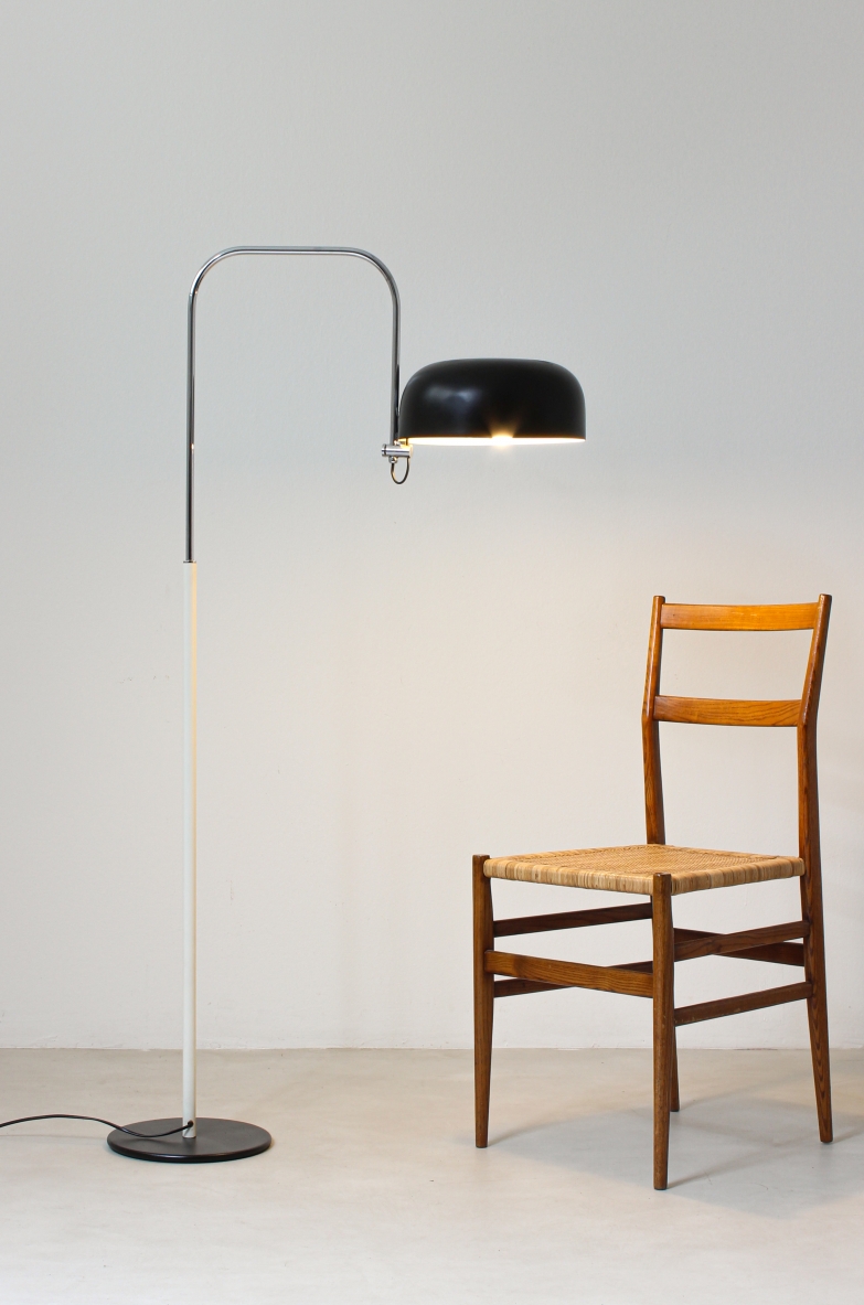 Lampada da lettura in metallo laccato bianco e nero con stelo curvato in metallo cromato. Manifattura italiana anni 60.