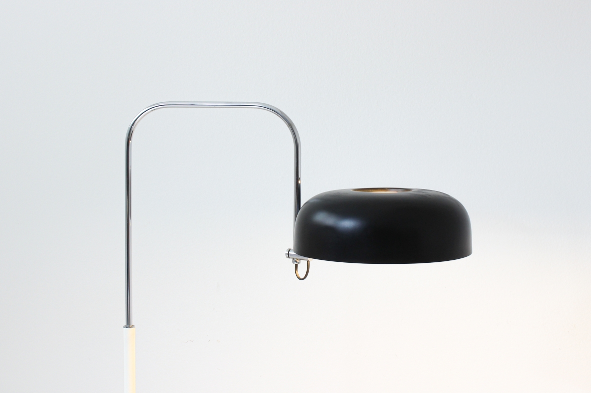 Lampada da lettura in metallo laccato bianco e nero con stelo curvato in metallo cromato.
