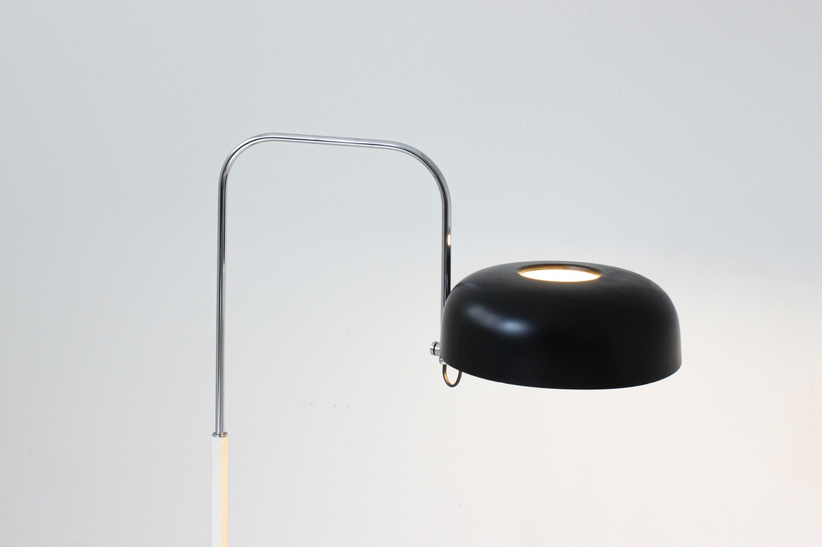 Lampada da lettura in metallo laccato bianco e nero con stelo curvato in metallo cromato.