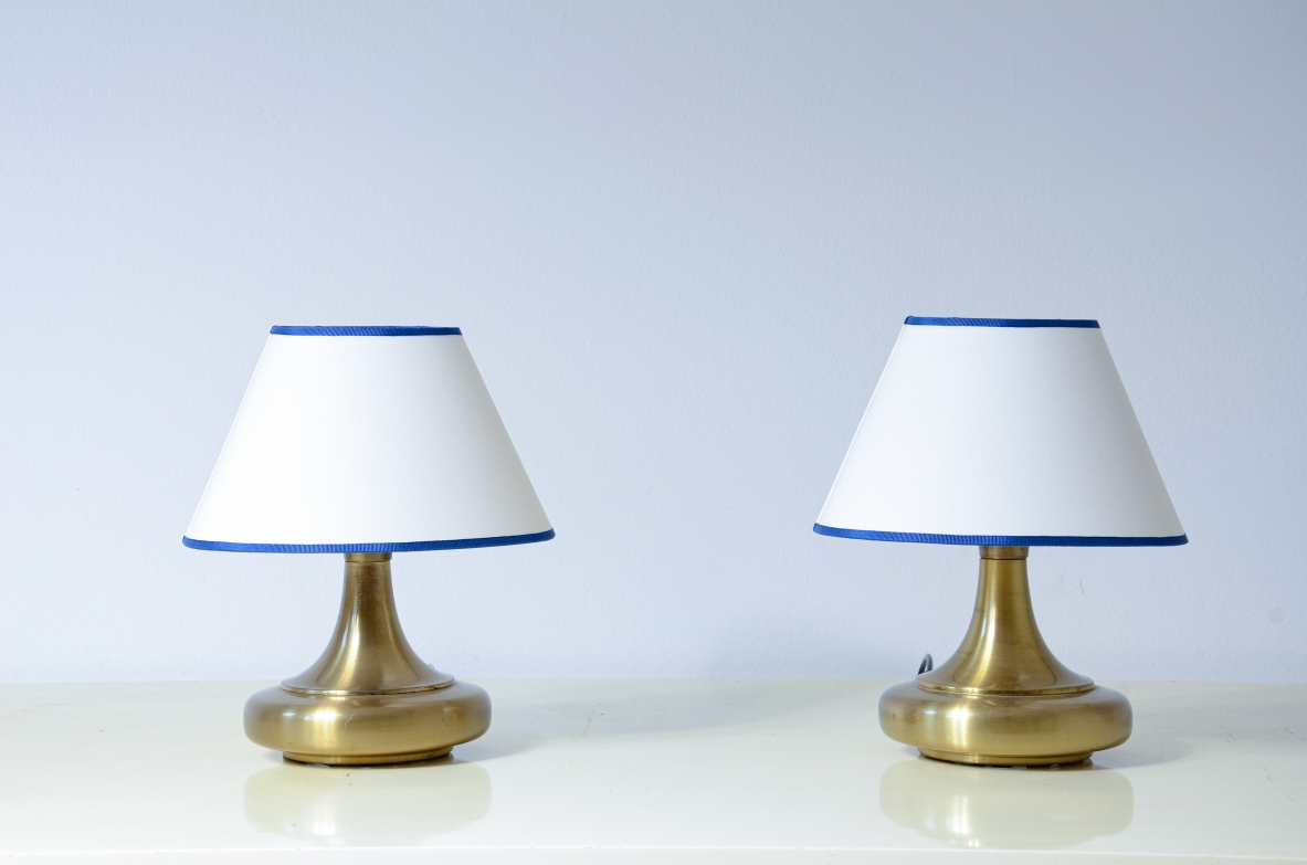 Coppia di lampade da tavolo in ottone e metallo verniciato,  paralume ovale in tessuto.  Manifattura italiana, 1970ca.