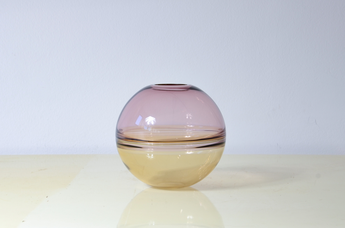 Vetreria Alfredo Barbini  Vaso sferico incalmo composto da semisfere fuse in color ametista trasparente e giallo ambra, con apertura molata e lucidata,1960.ca