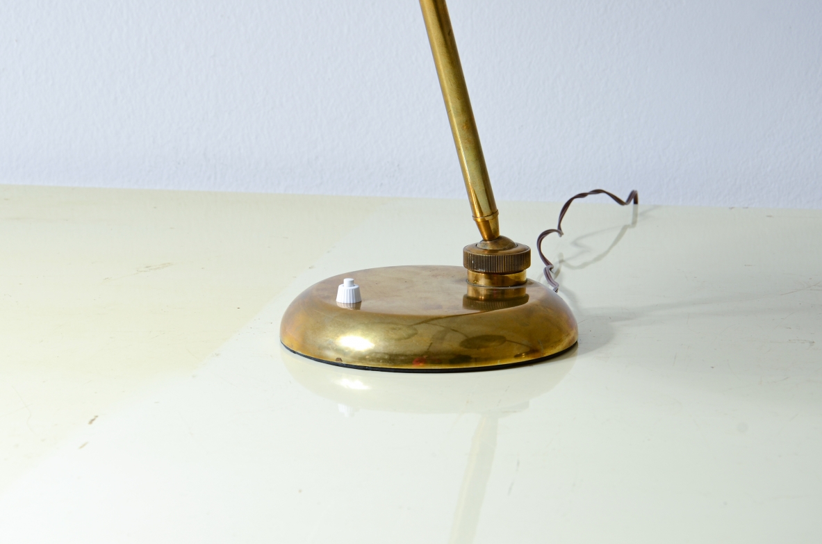 Coppia di lampade da comodino in ottone con cappello a semisfera regolabile  Manifattura italiana, 1940ca.