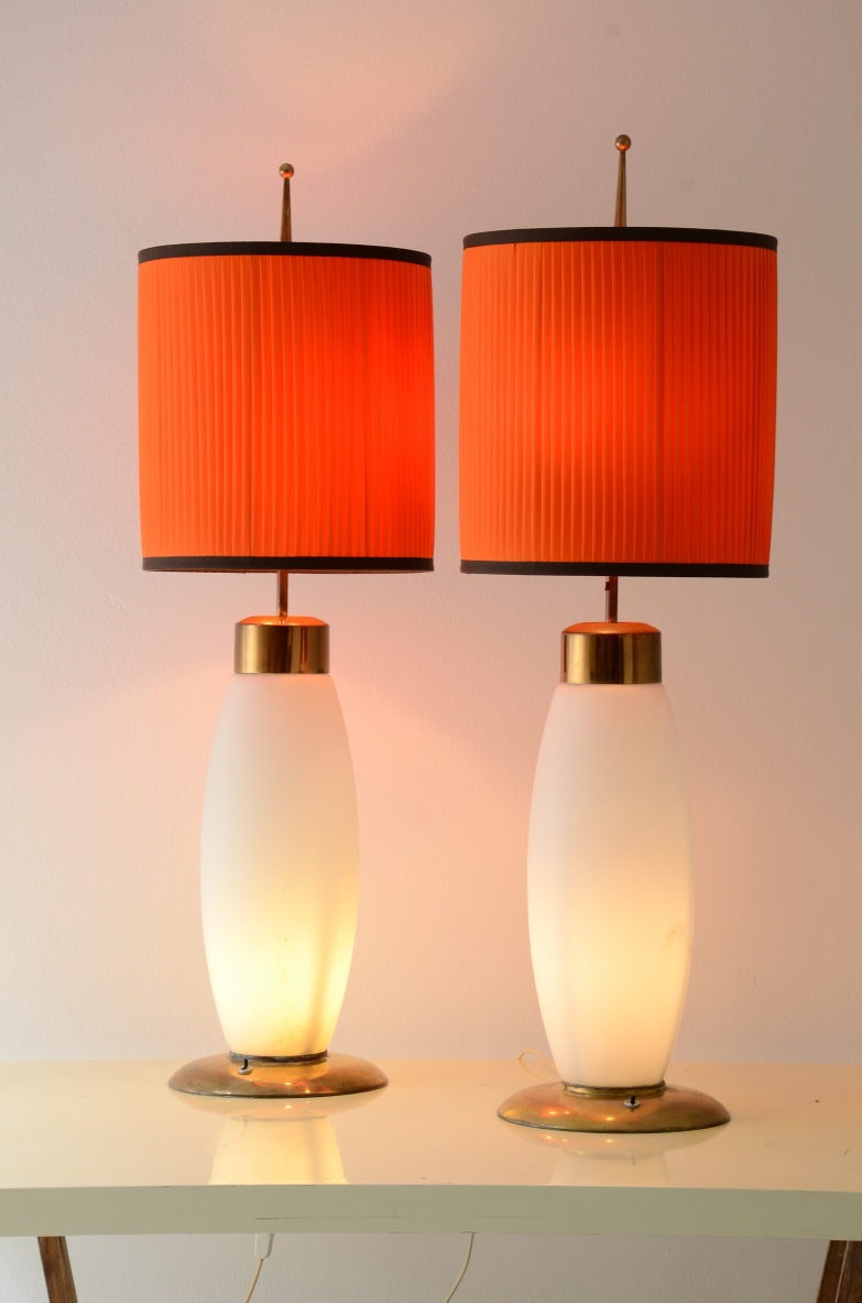 Coppia di grandi lampade da tavolo in vetro opaline ed ottone, cappello in tessuto.  Manifattura Stilnovo, 1960