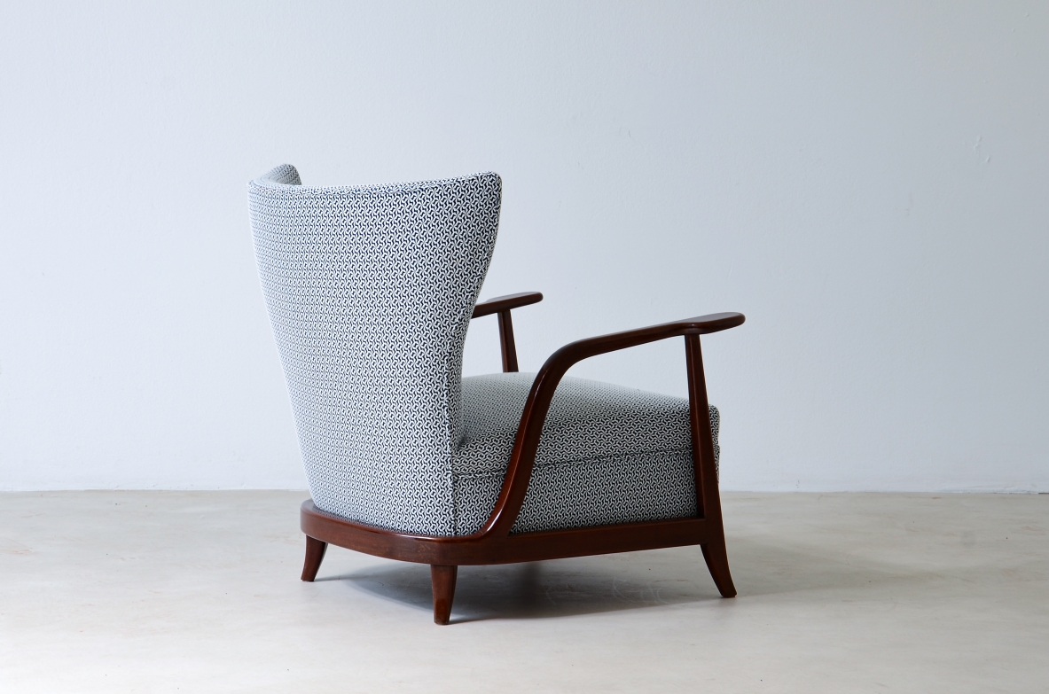 Enrico Ciuti (1910 - 1991)  Elegante poltrona in legno curvato e tessuto imbottito  Manifattura italiana, 1940ca.