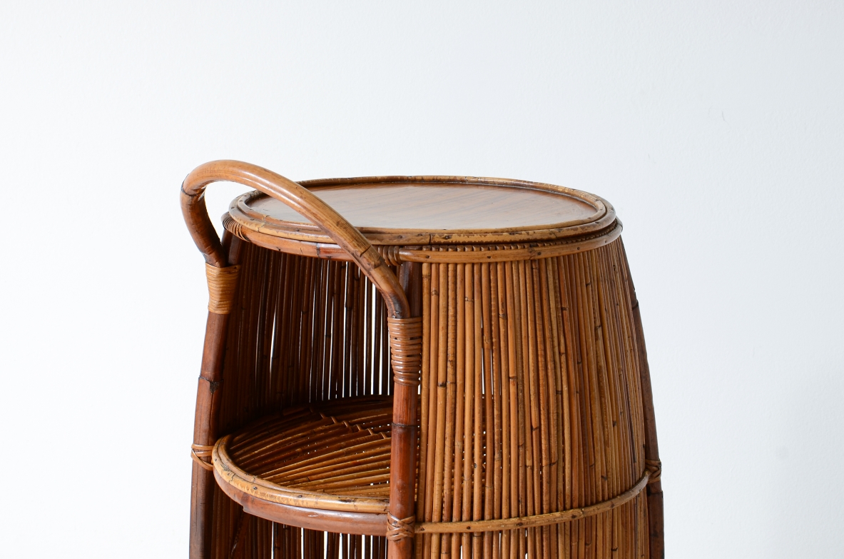 Mobile bar in giunco e rattan con piano in legno e scomparti porta bottiglie bicchieri.  Manifattura italiana, 1950ca.