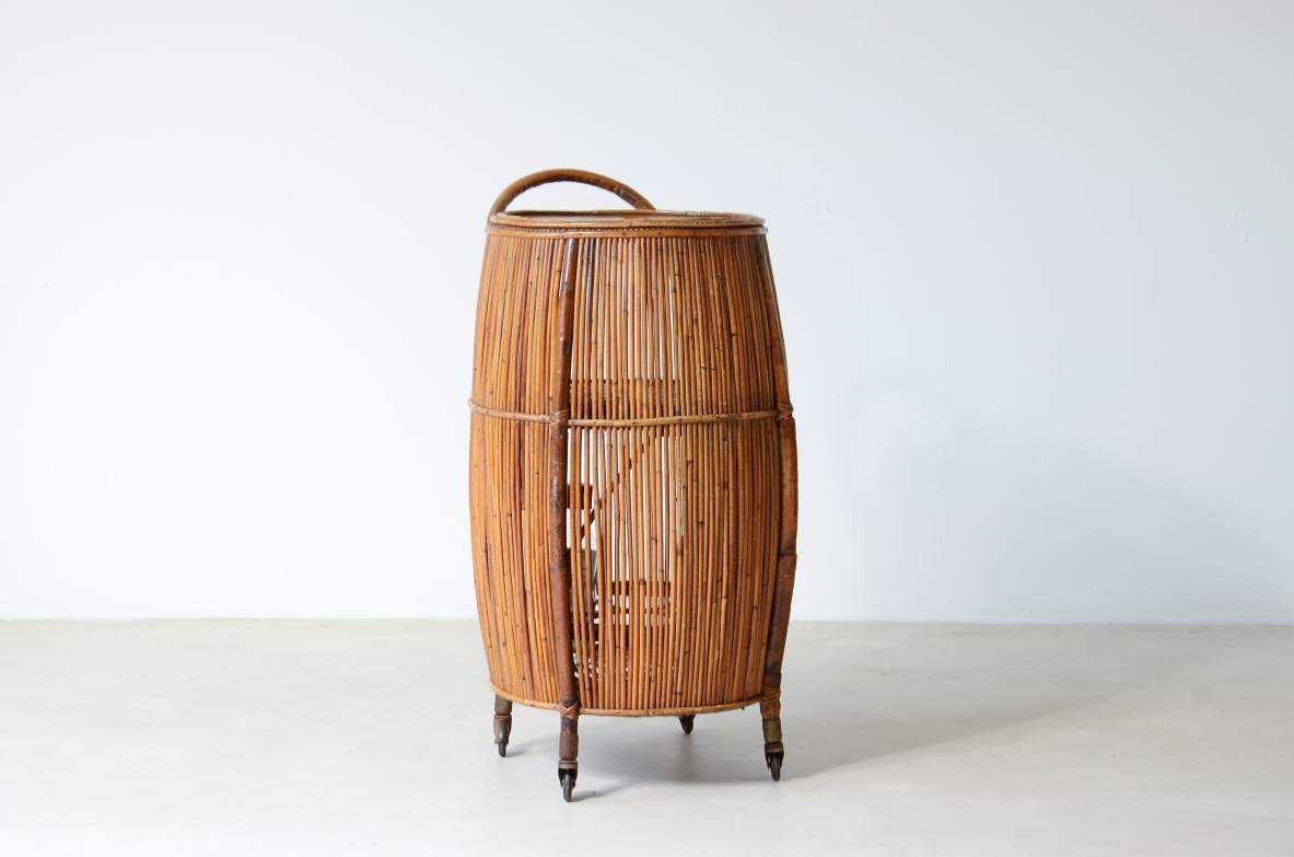 Mobile bar in giunco e rattan con piano in legno e scomparti porta bottiglie bicchieri.  Manifattura italiana, 1950ca.