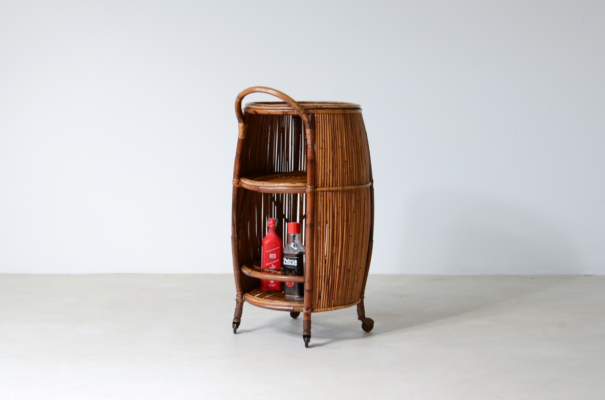 Mobile bar in giunco e rattan con piano in legno e scomparti porta bottiglie bicchieri.  Manifattura italiana, 1950ca.