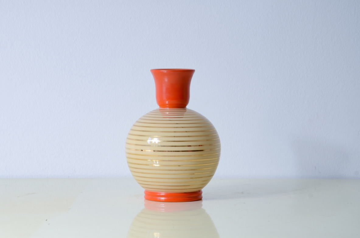 Ceramiche Rometti  Vaso tondo con filatura in oro e apertura smaltata in corallo matt. Manifattura Umbertide 1940ca.