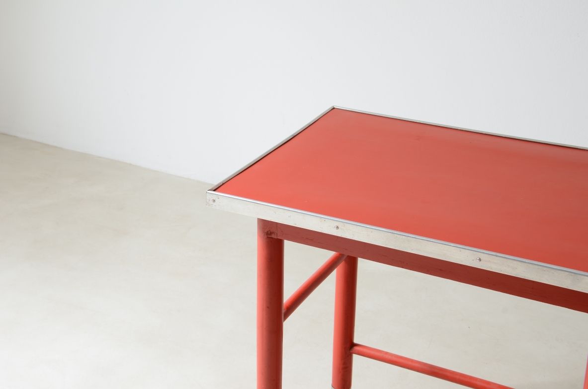 Marcello Piacentini (1881-1960)  Coffee table and two chairs in lacquered wood with satin metal details.  Excellent state of conservation.  Manufactured around 1930.