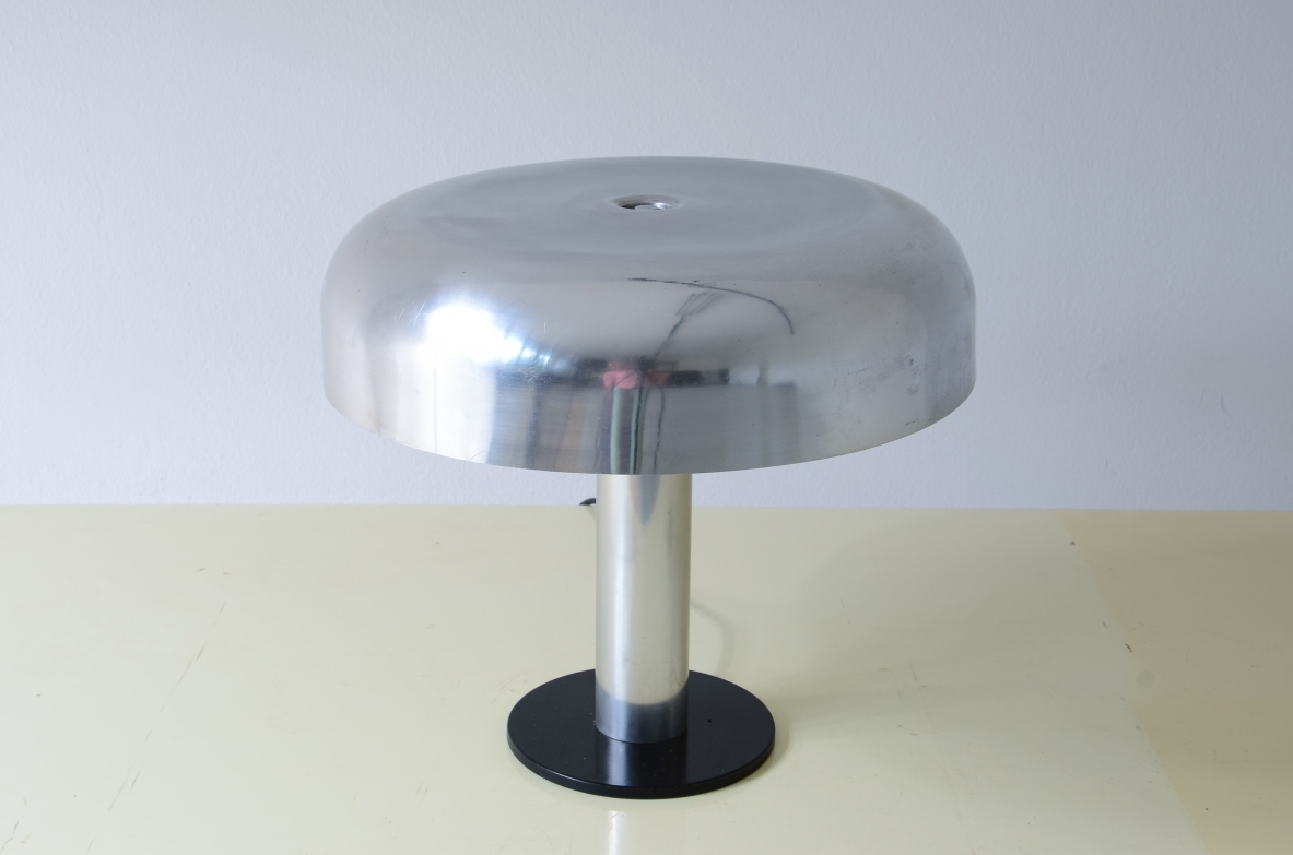 Lampada da tavolo in metallo verniciato e allumio lucidato.  Manifattura italiana 1970ca.