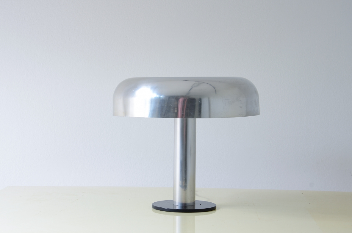 Lampada da tavolo in metallo verniciato e allumio lucidato.  Manifattura italiana 1970ca.