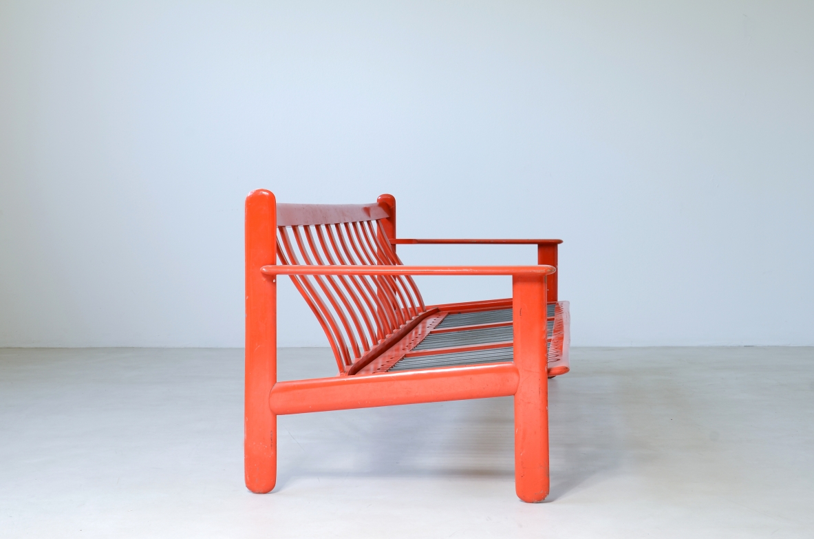 Vico Magistretti (1920-2006)  Divano a tre posti in legno laccato con schienale a onda.  Perfetto stato originale, cuscini in produzione.  Modello Carimate, 1959.
