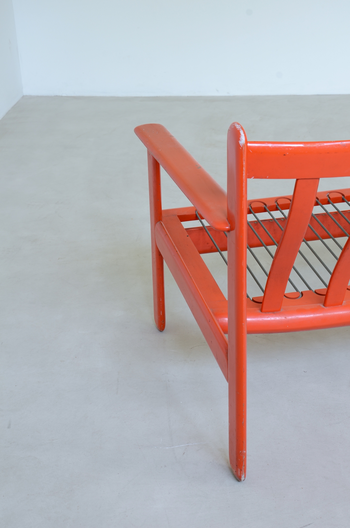 Vico Magistretti (1920-2006)  Divano a tre posti in legno laccato con schienale a onda.  Perfetto stato originale, cuscini in produzione.  Modello Carimate, 1959.