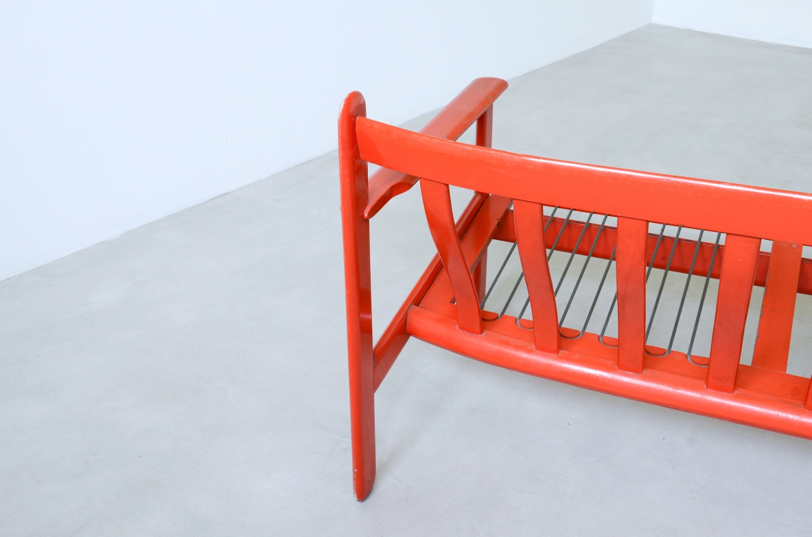 Vico Magistretti (1920-2006)  Divano a tre posti in legno laccato con schienale a onda.  Perfetto stato originale, cuscini in produzione.  Modello Carimate, 1959.
