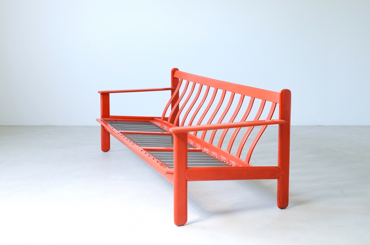 Vico Magistretti (1920-2006)  Divano a tre posti in legno laccato con schienale a onda.  Perfetto stato originale, cuscini in produzione.  Modello Carimate, 1959.