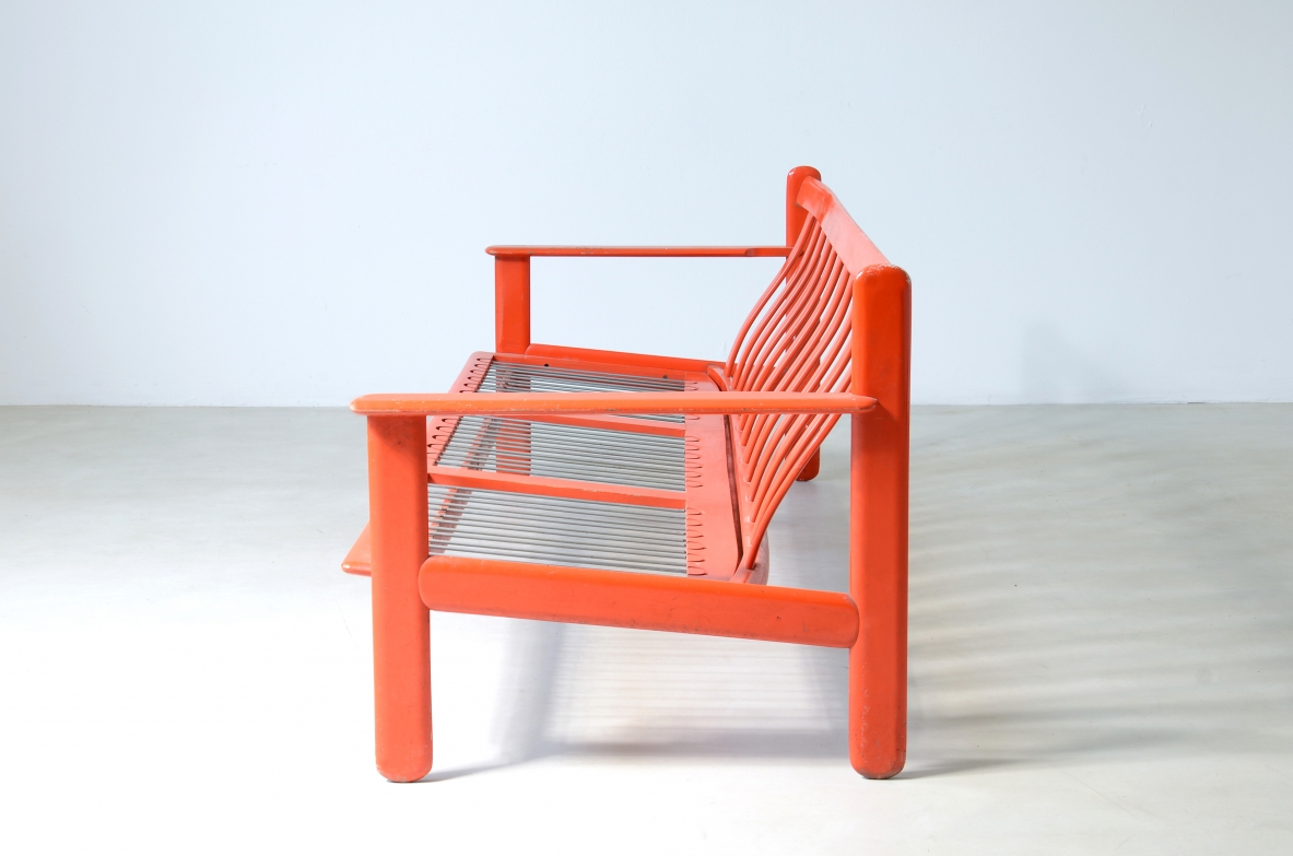 Vico Magistretti (1920-2006)  Divano a tre posti in legno laccato con schienale a onda.  Perfetto stato originale, cuscini in produzione.  Modello Carimate, 1959.