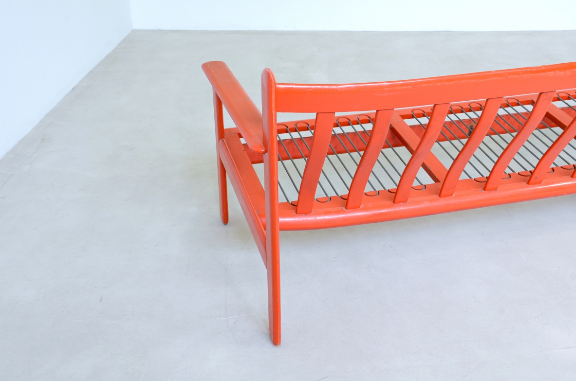 Vico Magistretti (1920-2006)  Divano a tre posti in legno laccato con schienale a onda.  Perfetto stato originale, cuscini in produzione.  Modello Carimate, 1959.